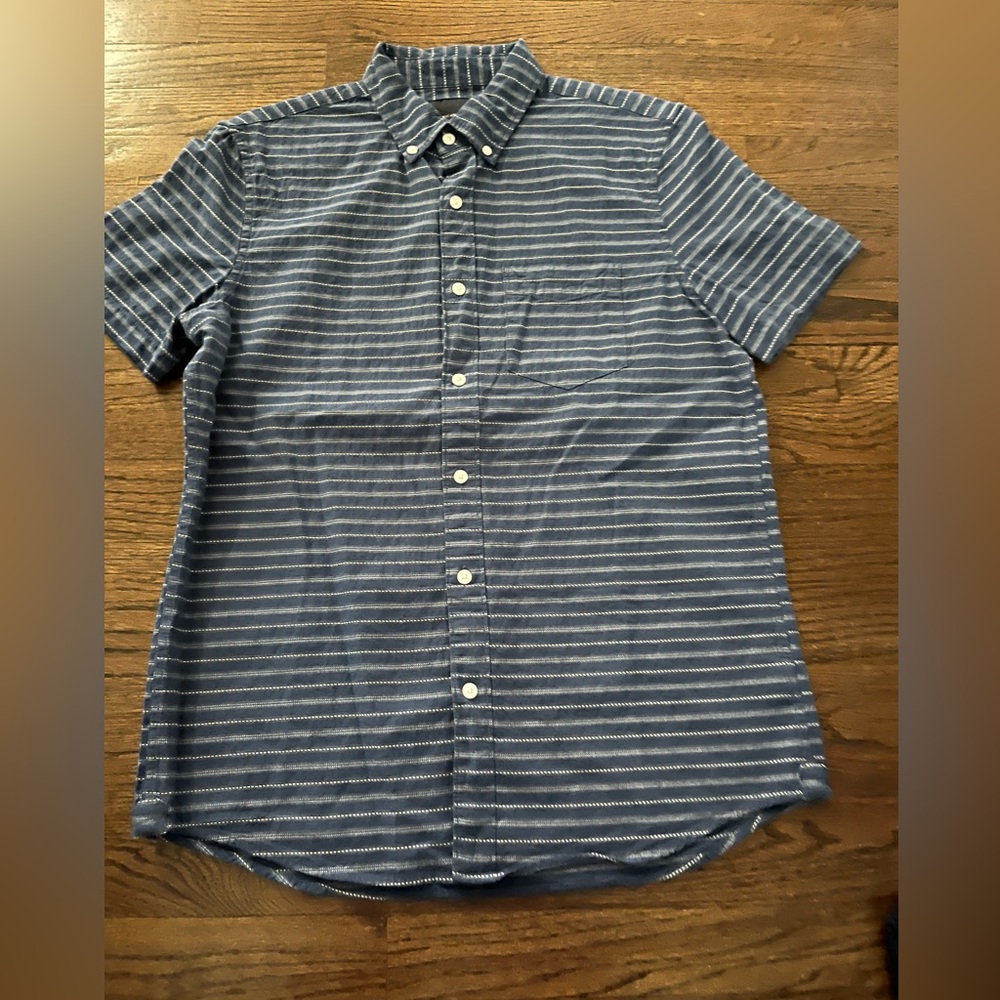 Excellent used condition American Eagle short sleeve shirt size med